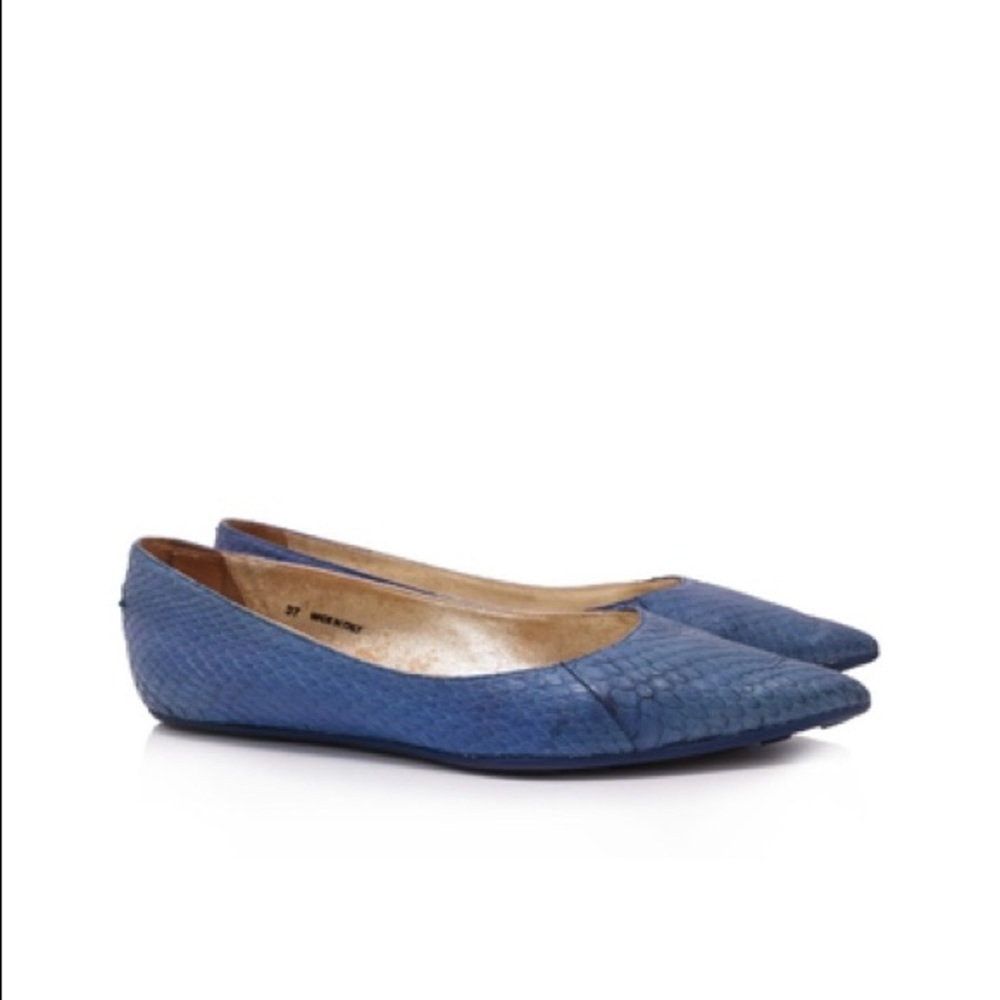 jimmy choo / snakeskin pointed flat